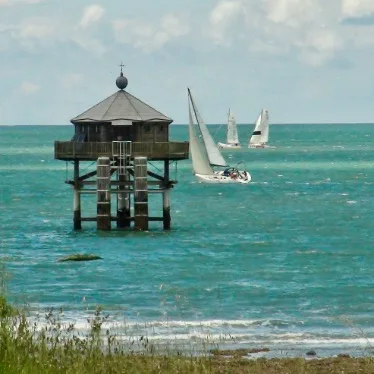 le phare du bout du Monde à la Rochelle à visiter au départ du Logis Rouge