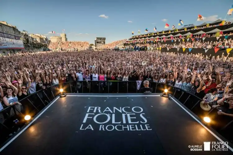 Lire la suite à propos de l’article 7 Expériences Inoubliables aux Francofolies de La Rochelle 2026 : Le Guide Ultime